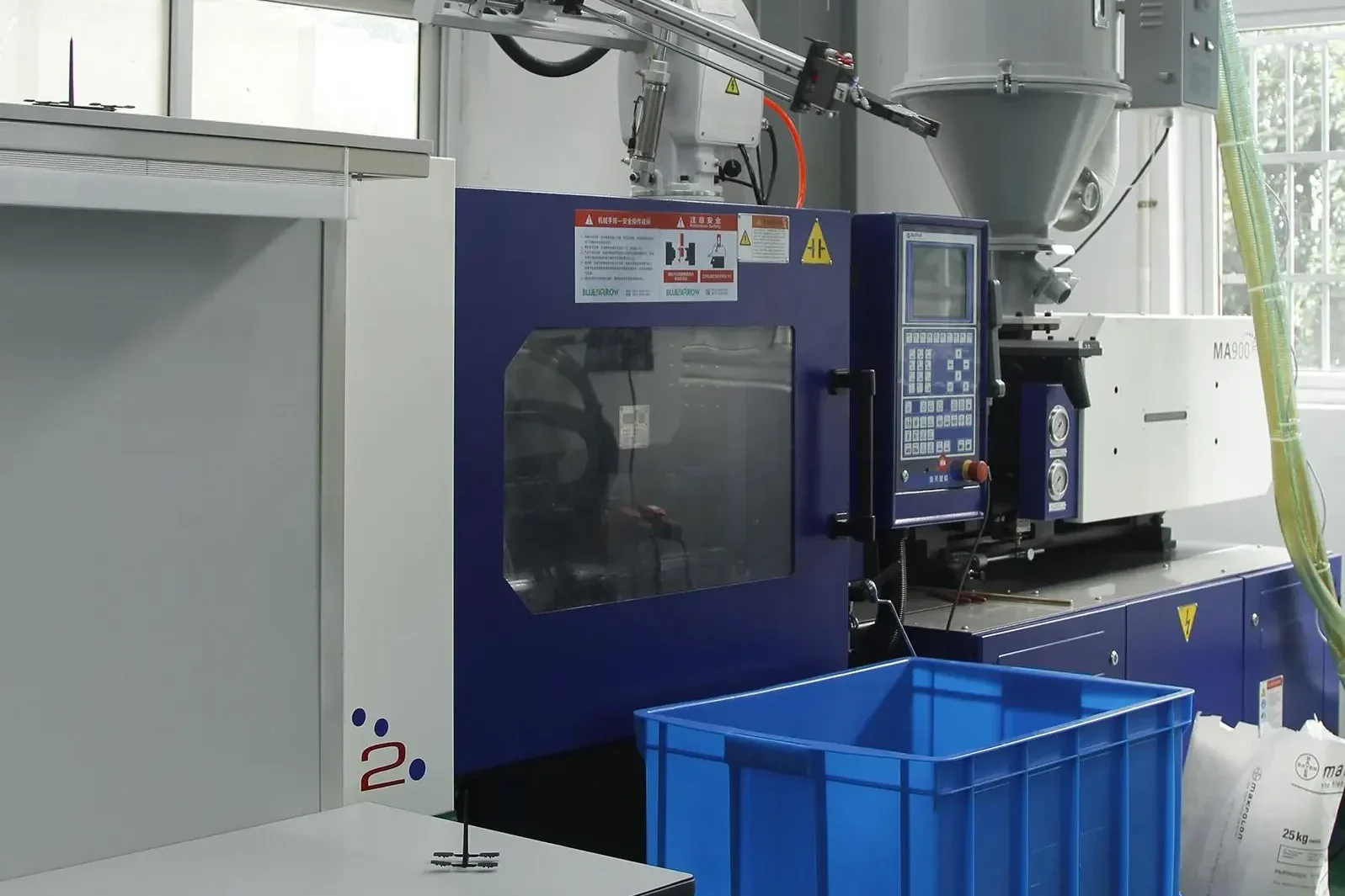 plastic injection molding machine for custom manufacturing