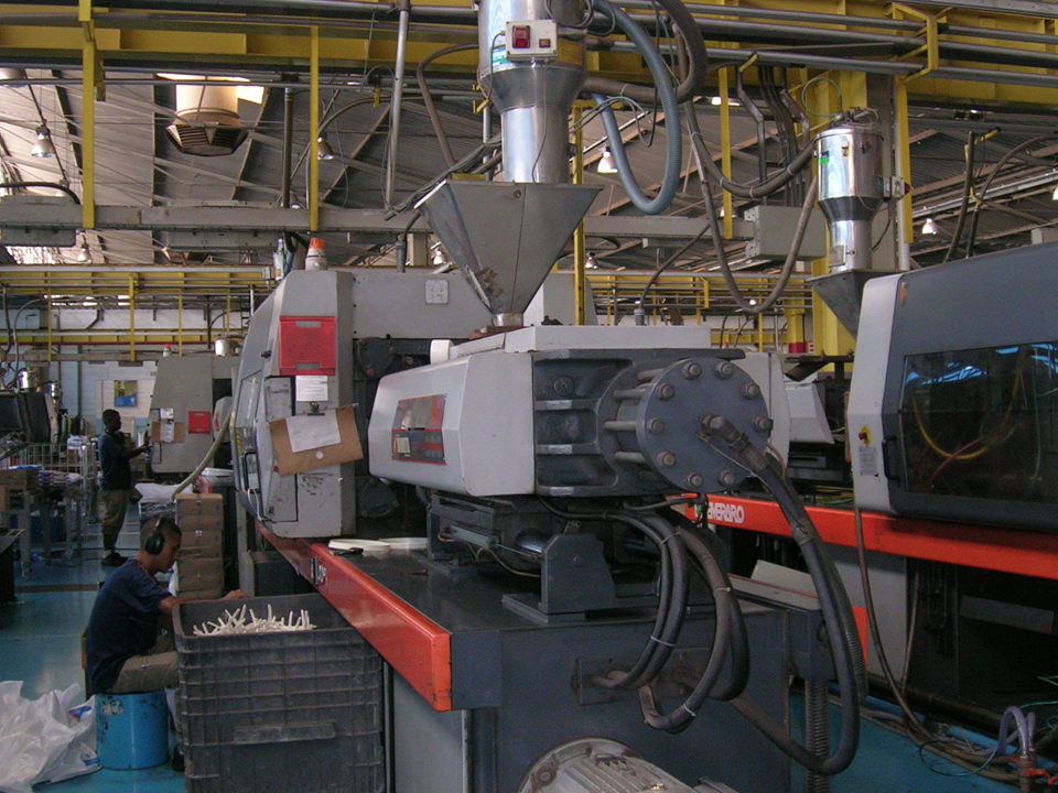 Real injection molding factory with molding machines and operators in China